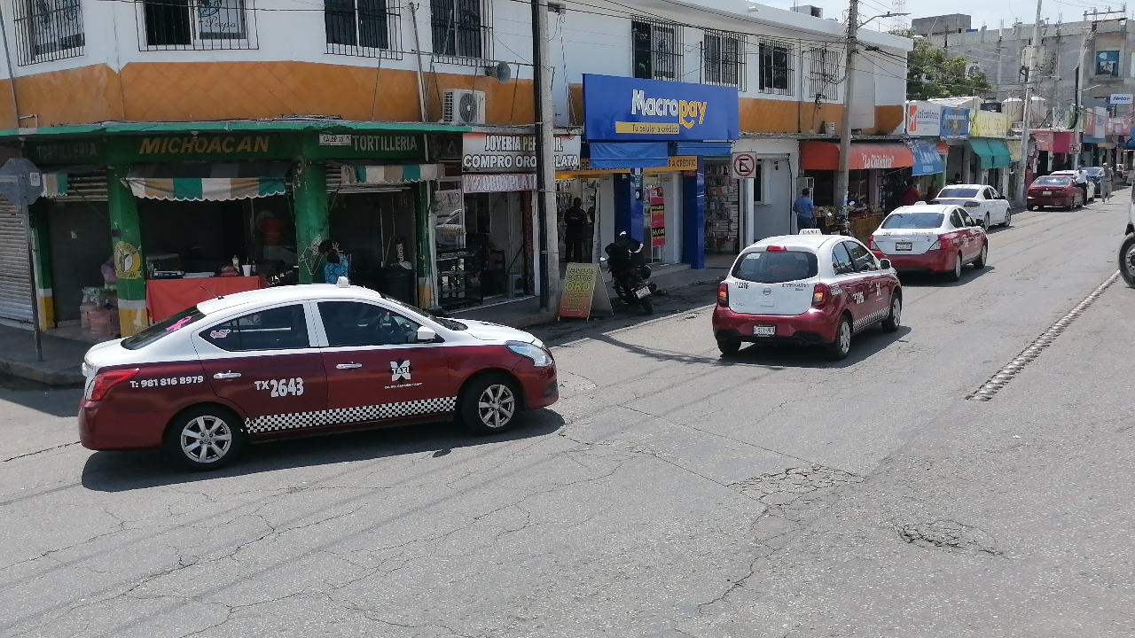 Criticó la falta de apoyo tanto para taxistas como para usuarios. Criticó la falta de apoyo tanto para taxistas como para usuarios.