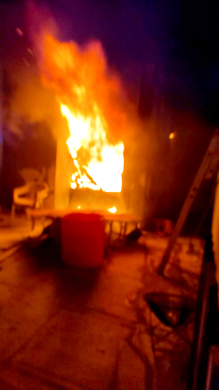 Debido al fuego, varias pertenencias materiales fueron reportadas como pérdidas completas Debido al fuego, varias pertenencias materiales fueron reportadas como pérdidas completas