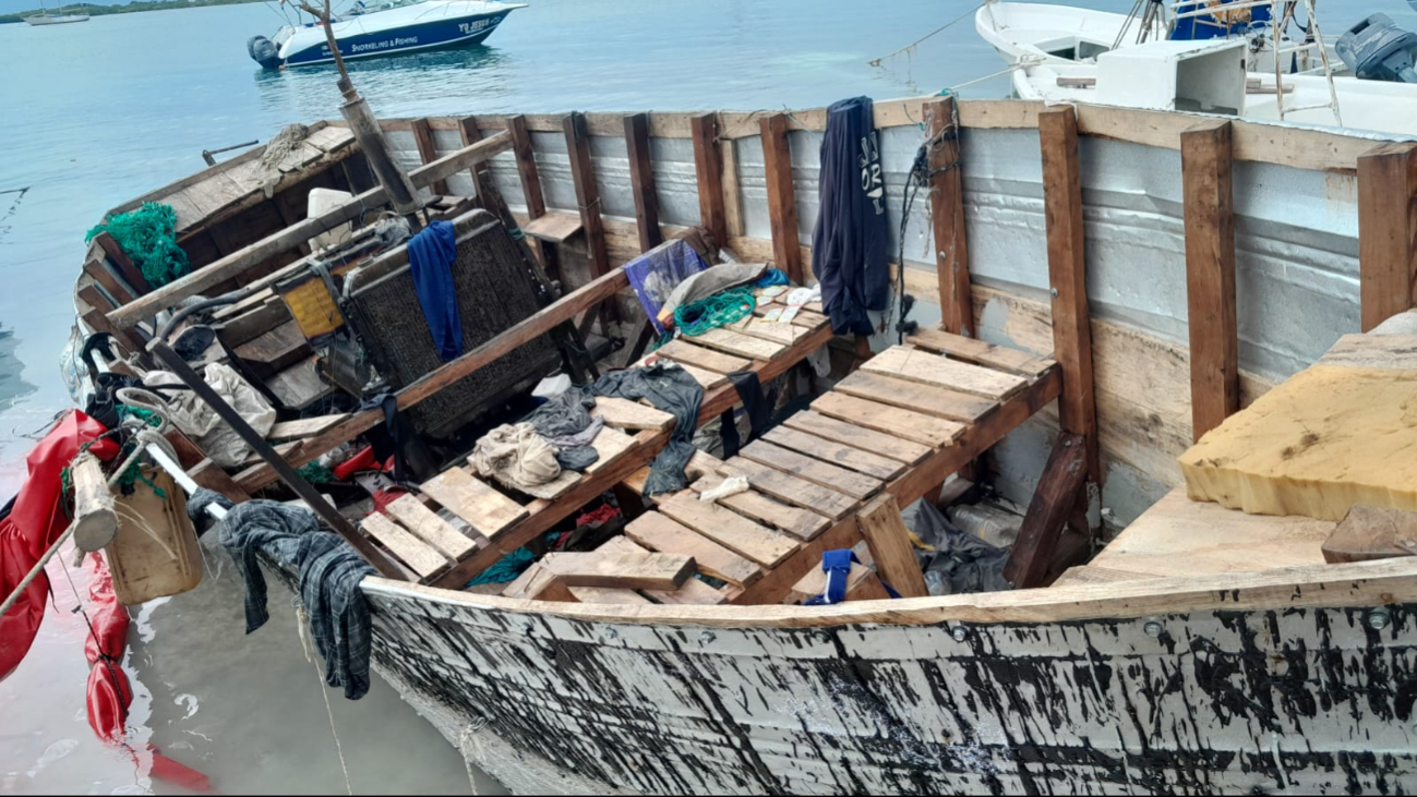 El barco estaba en buen estado, forrado con lámina inoxidable y construido con madera fina El barco estaba en buen estado, forrado con lámina inoxidable y construido con madera fina