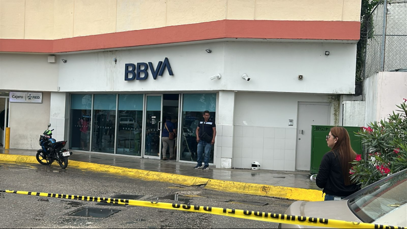 El hombre salía de una sucursal de Bancomer después de retirar dinero, cuando lo interceptaron los dos ladrones El hombre salía de una sucursal de Bancomer después de retirar dinero, cuando lo interceptaron los dos ladrones