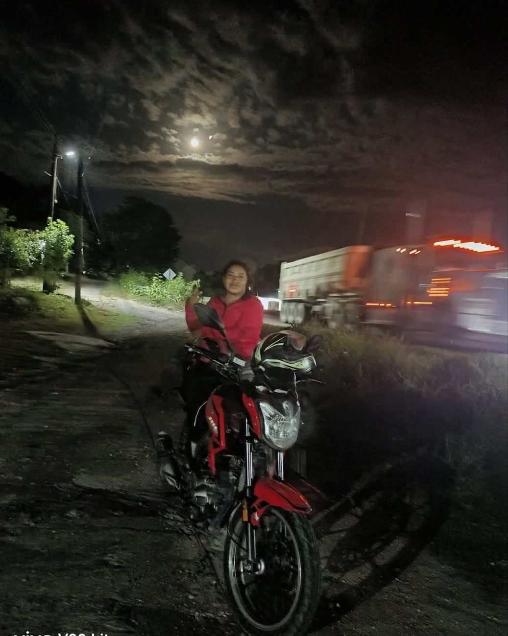 Isabel salió de su casa el lunes en la mañana en su motocicleta Vento hacia su trabajo y no han tenido noticias desde entonces Isabel salió de su casa el lunes en la mañana en su motocicleta Vento hacia su trabajo y no han tenido noticias desde entonces
