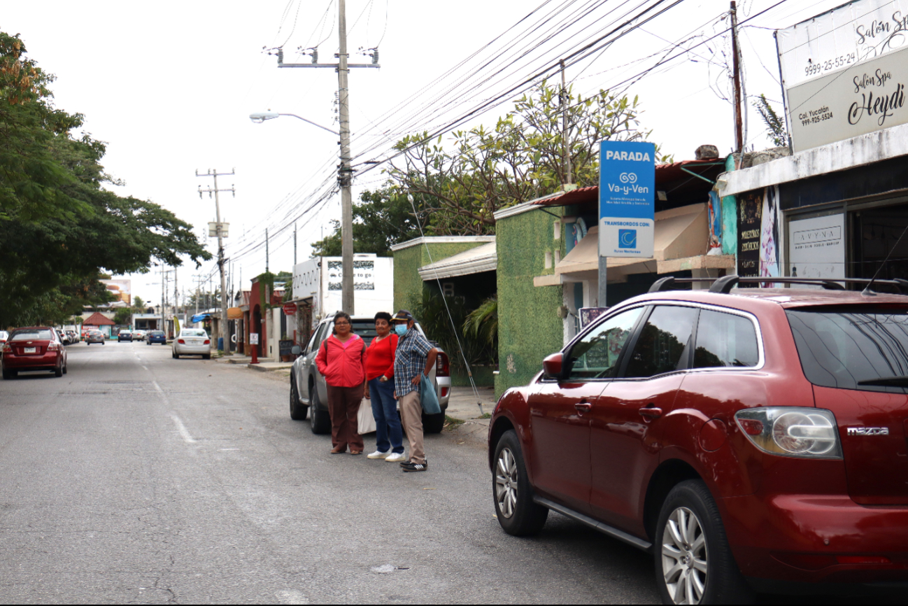 Autos estacionados en paraderos del Sistema Va y Ven desata enojo de los usuarios