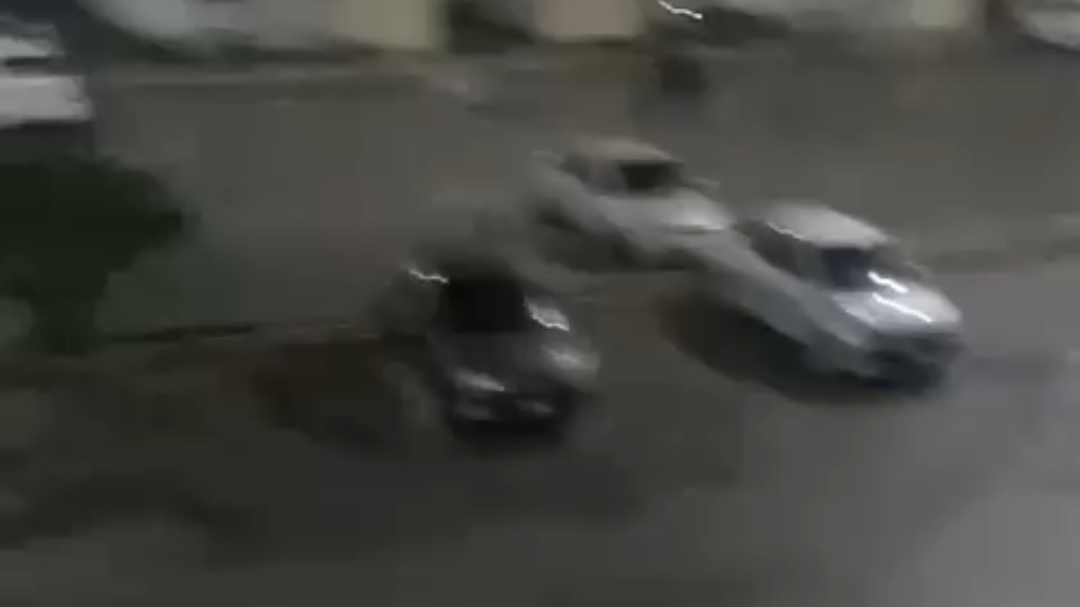 Los presuntos responsables llegaron a bordo de una moto, pero uno se alejó caminando entre los testigos y curiosos, sin ser cuestionado o detenido Los presuntos responsables llegaron a bordo de una moto, pero uno se alejó caminando entre los testigos y curiosos, sin ser cuestionado o detenido