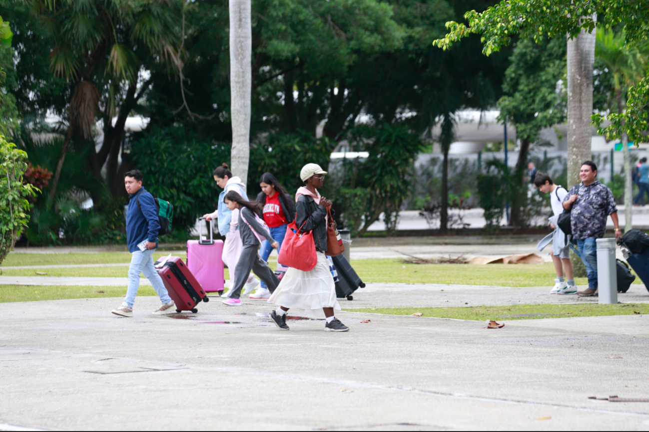Para los miles de pasajeros que se la cruzan a diario, la mujer es una turista más, sin imaginar las penurias que está pasando Para los miles de pasajeros que se la cruzan a diario, la mujer es una turista más, sin imaginar las penurias que está pasando