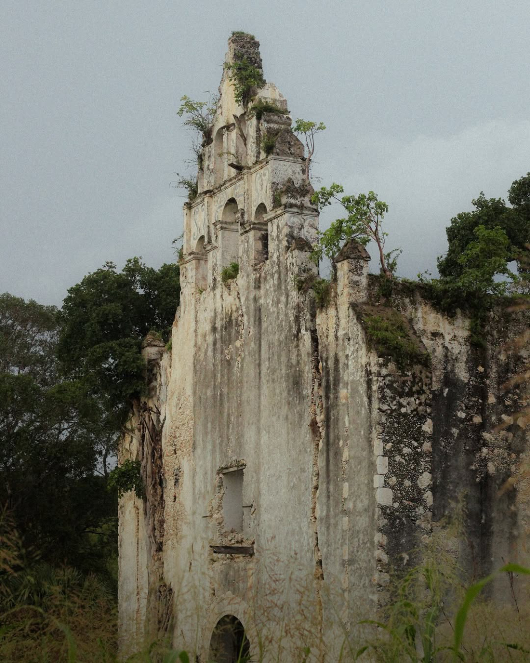 Actualmente está en ruinas, con restos del arco de medio punto, contrafuertes exteriores y coro alto Actualmente está en ruinas, con restos del arco de medio punto, contrafuertes exteriores y coro alto
