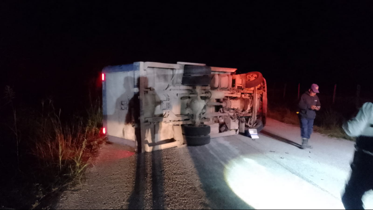 Elementos de la SPSC acordonaron la zona y trasladaron la camioneta al corralón para investigaciones. Elementos de la SPSC acordonaron la zona y trasladaron la camioneta al corralón para investigaciones.