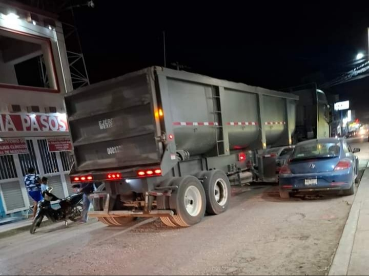 En diciembre pasado, un camión cayó al estero y otro golpeó un poste de energía eléctrica