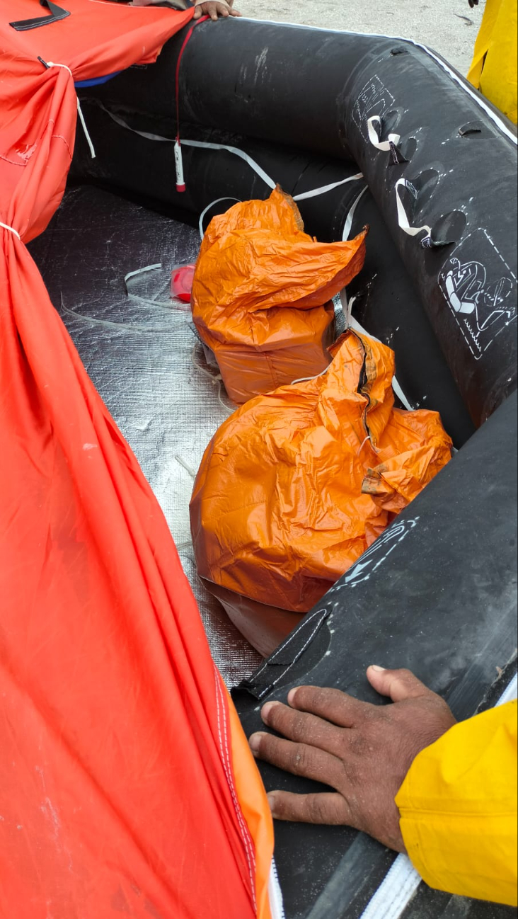 Las autoridades revisaron la balsa y encontraron agua, comida y kits de supervivencia, pero no personas ni mensajes de auxilio Las autoridades revisaron la balsa y encontraron agua, comida y kits de supervivencia, pero no personas ni mensajes de auxilio