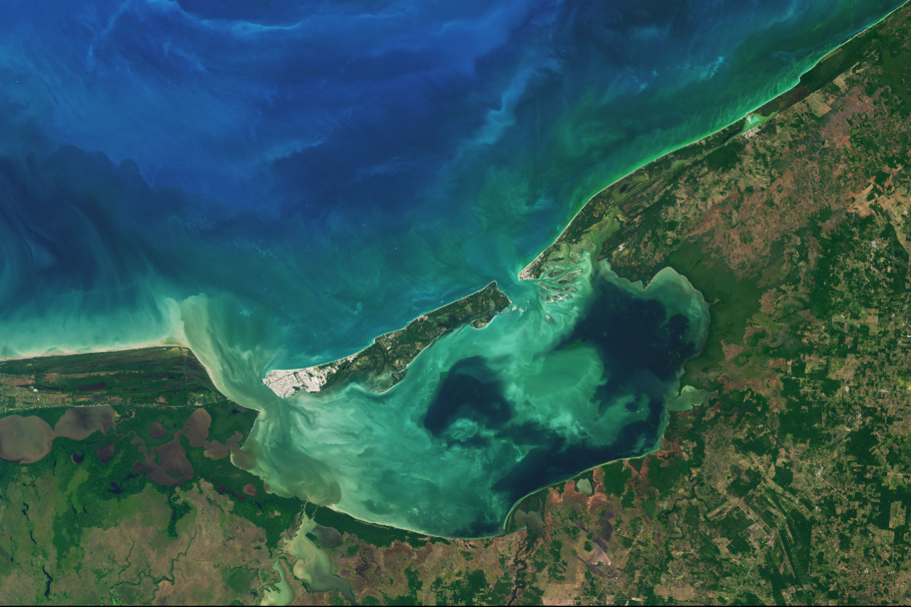 Se ubica en la región de la Península de Yucatán, cerca de Ciudad del Carmen Se ubica en la región de la Península de Yucatán, cerca de Ciudad del Carmen