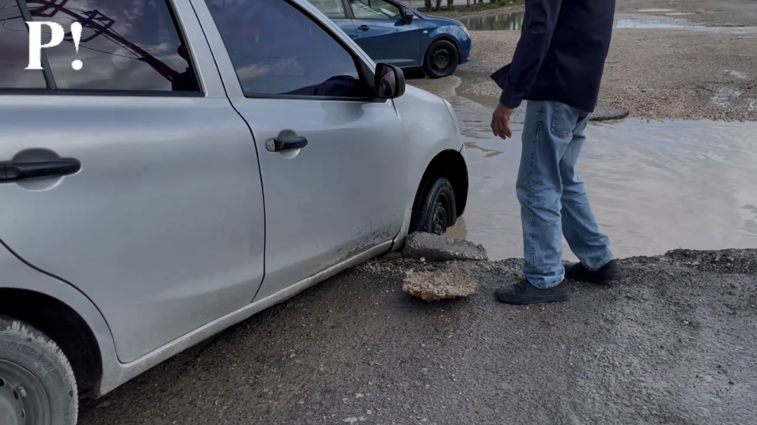 Un bache en la Avenida Arco Norte amenaza la seguridad de las personas. Un bache en la Avenida Arco Norte amenaza la seguridad de las personas.