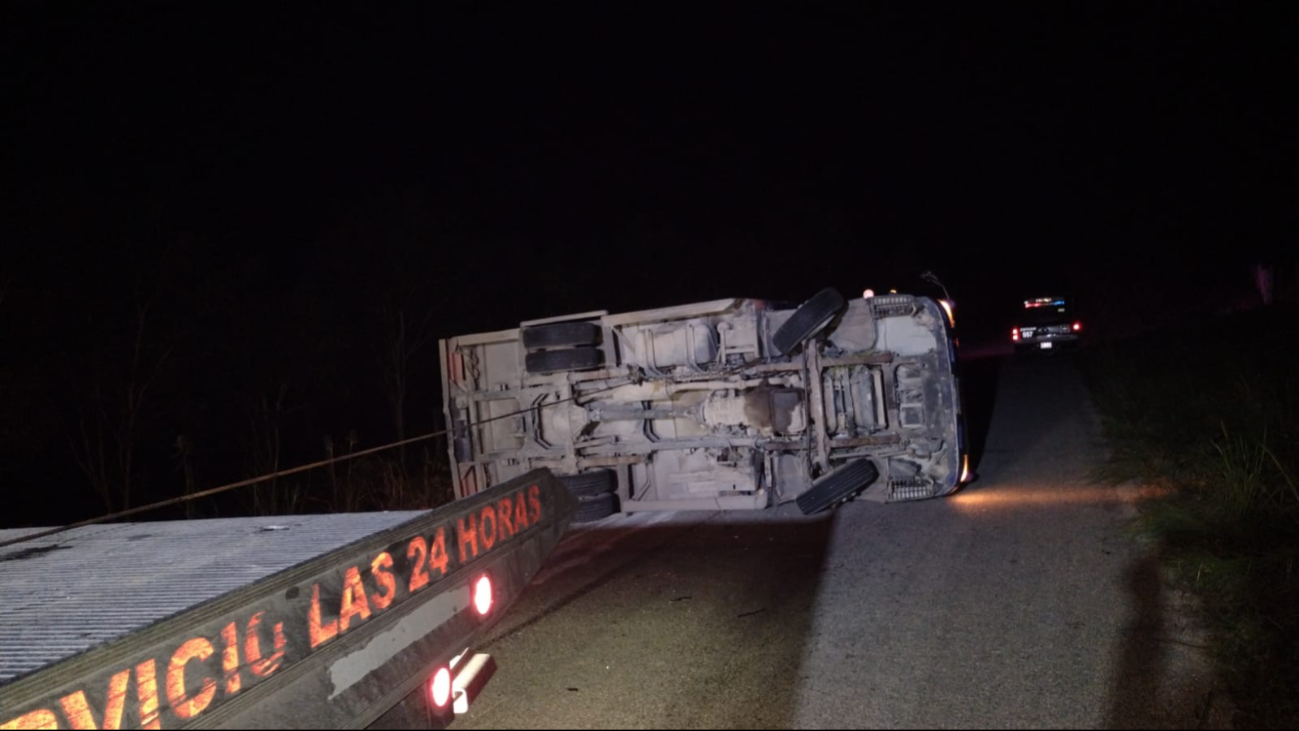 Un conductor de Jumex volcó en la carretera Escárcega-Candelaria, sufriendo lesiones graves en el brazo izquierdo