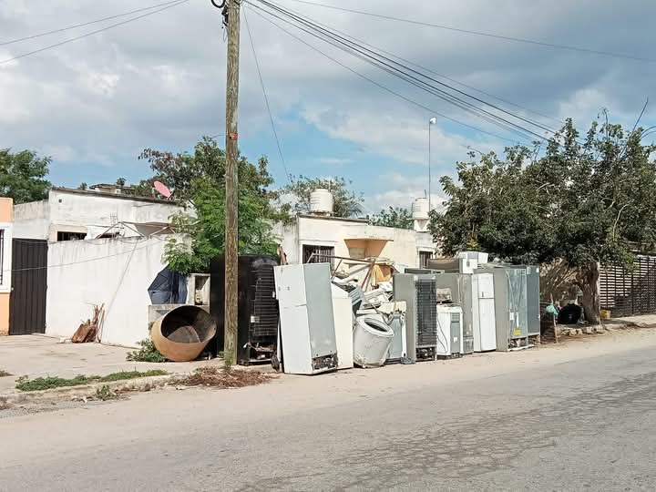 Vecinos de Bella Vista Sur se quejan por decenas de refrigeradores dentro y fuera de un predio Vecinos de Bella Vista Sur se quejan por decenas de refrigeradores dentro y fuera de un predio