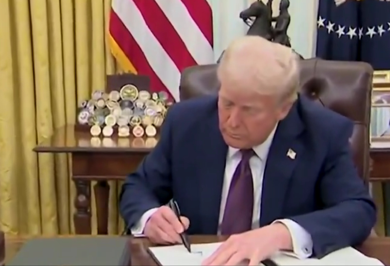 Trump firma orden ejecutiva para convertir a EU en líder mundial en criptomonedas 