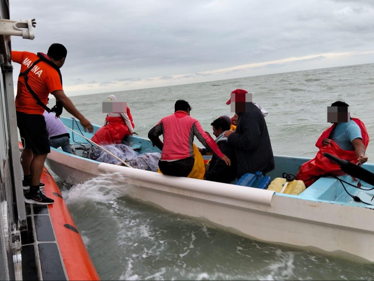 Rescatan a dos pescadores varados en la Laguna de Términos