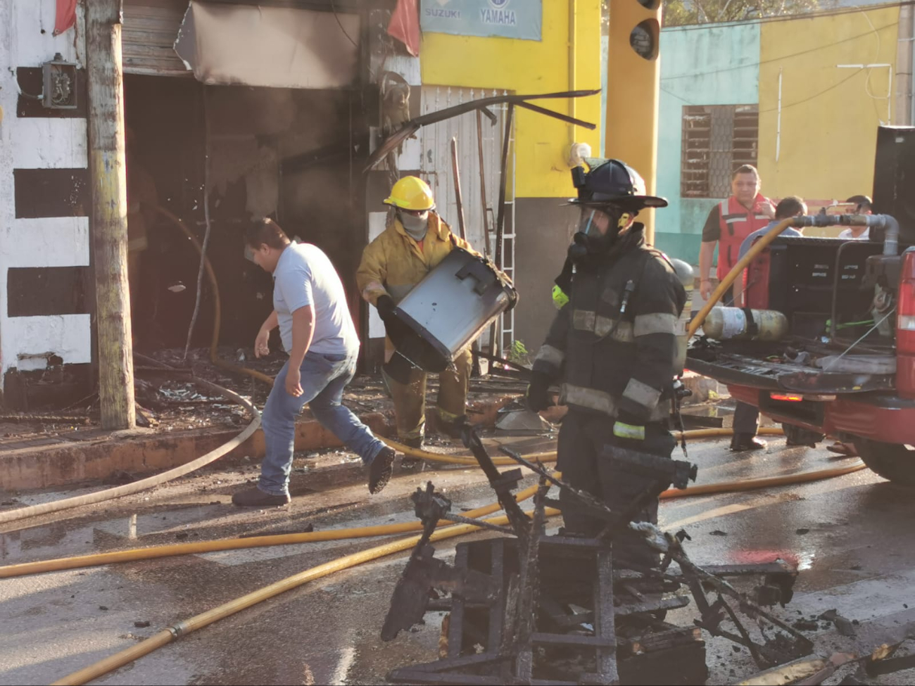 Elementos de bomberos tácticos sofocaron el fuego, evitando que alcanzara domicilios aledaños Elementos de bomberos tácticos sofocaron el fuego, evitando que alcanzara domicilios aledaños