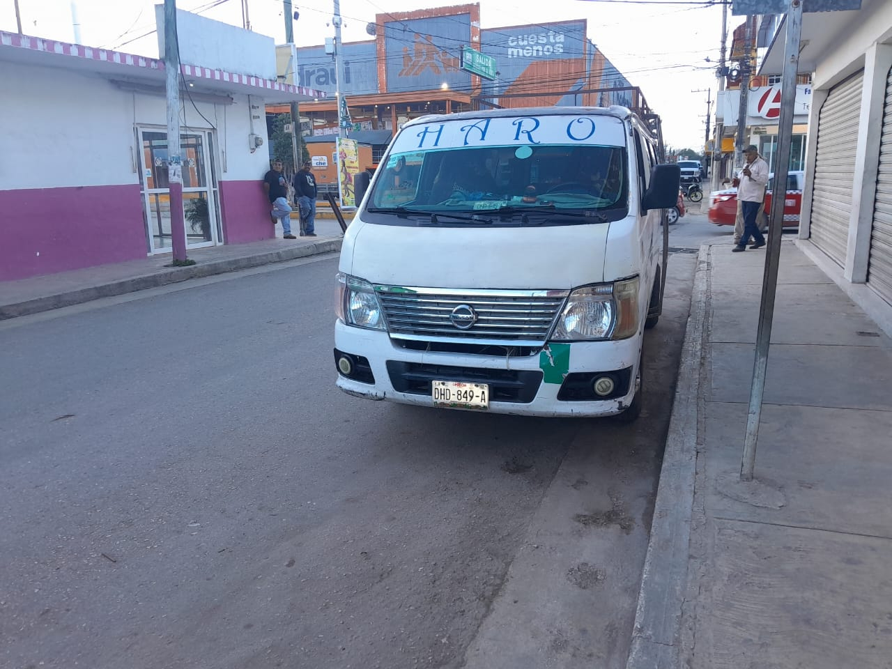 La poca precaución del conductor de una camioneta Nissan provocó un accidente La poca precaución del conductor de una camioneta Nissan provocó un accidente