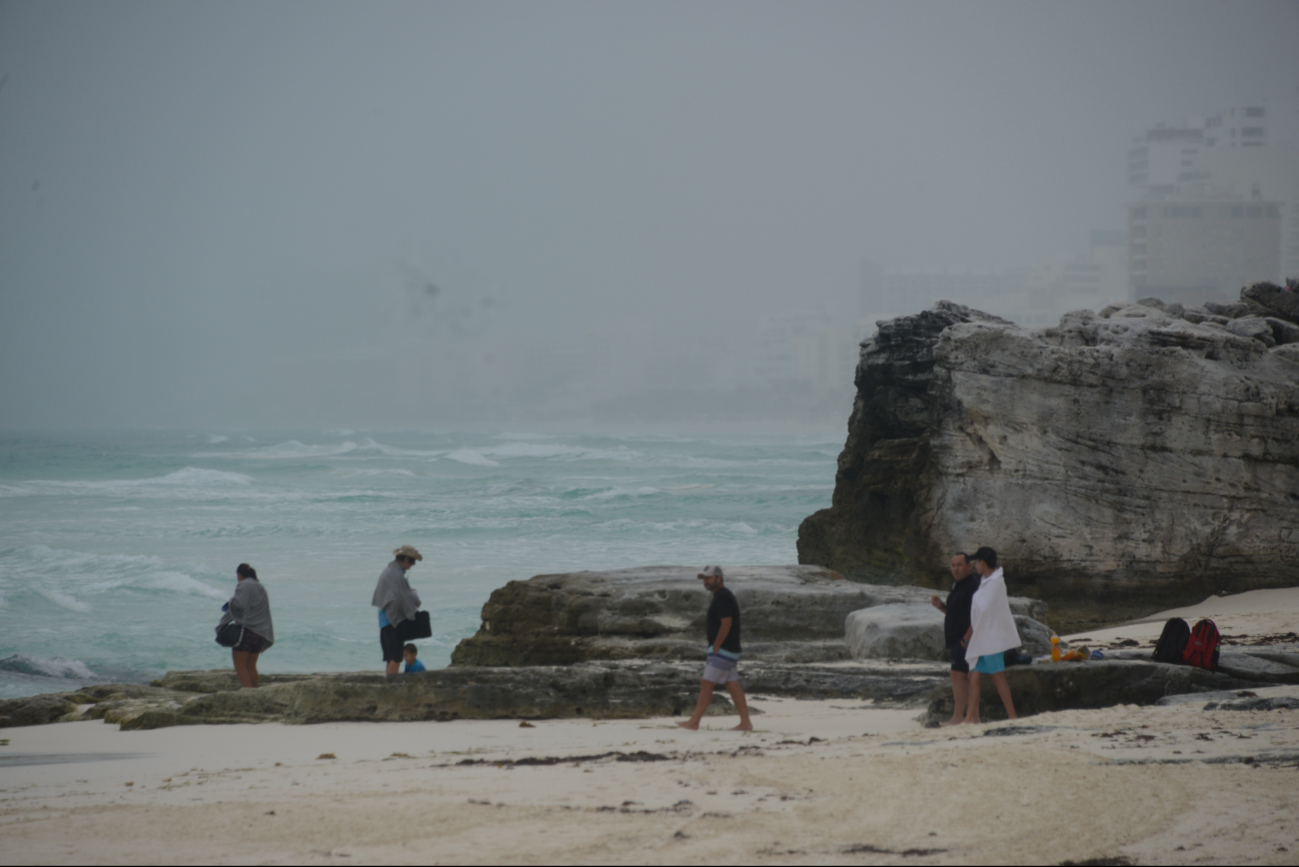Arenales de Cancún tuvieron aforo mínimo, algunos apenas 10 personas, que evitaron ingresar al agua por las temperaturas Arenales de Cancún tuvieron aforo mínimo, algunos apenas 10 personas, que evitaron ingresar al agua por las temperaturas