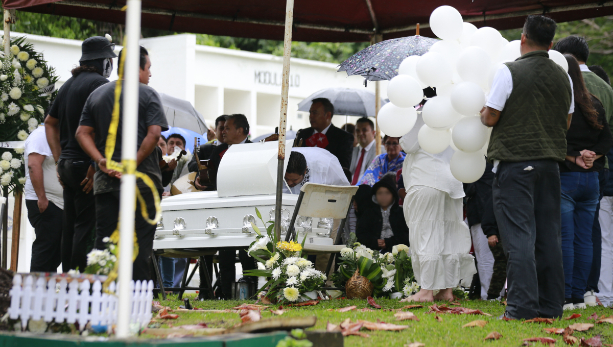 Con apenas dos años y cuatro meses, el menor yacía en su ataúd blanco, víctima de una larga enfermedad Con apenas dos años y cuatro meses, el menor yacía en su ataúd blanco, víctima de una larga enfermedad
