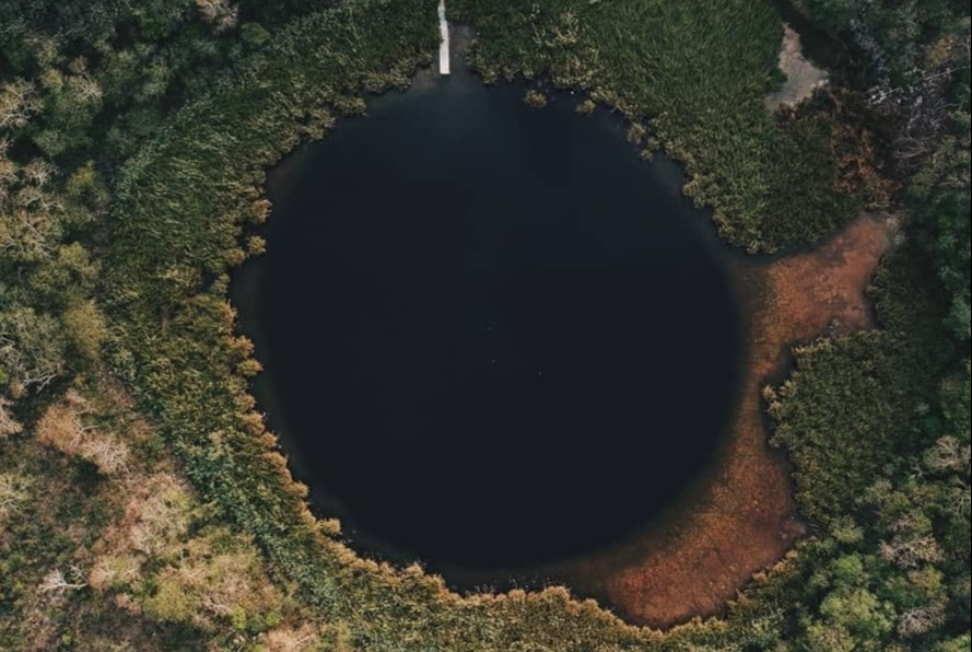 De acuerdo con testigos, el ovni descendió desde las alturas para sumergirse en las profundidades del cenote durante algunos segundos De acuerdo con testigos, el ovni descendió desde las alturas para sumergirse en las profundidades del cenote durante algunos segundos