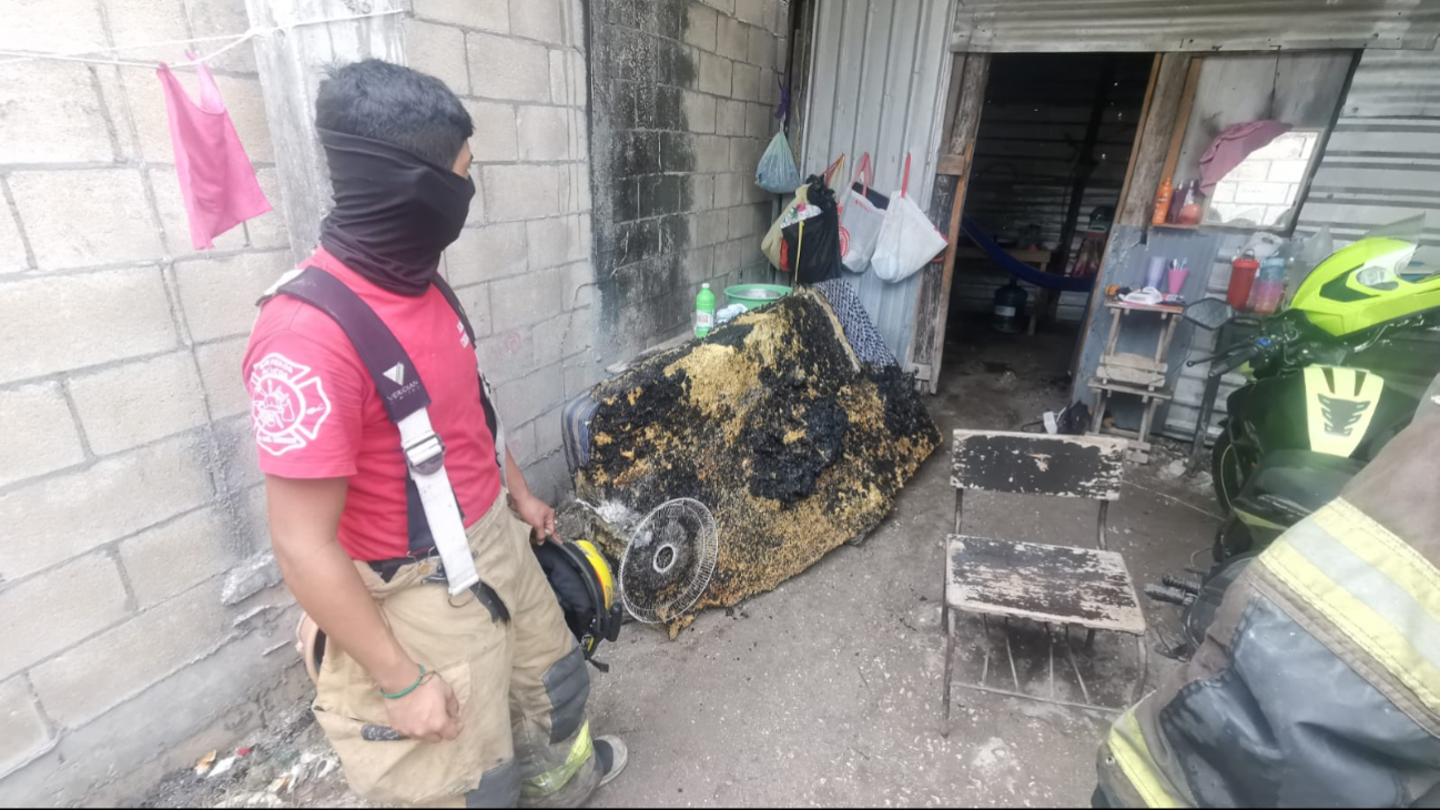 Los bomberos verificaron y controlaron la situación, quedando solo un colchón quemado Los bomberos verificaron y controlaron la situación, quedando solo un colchón quemado