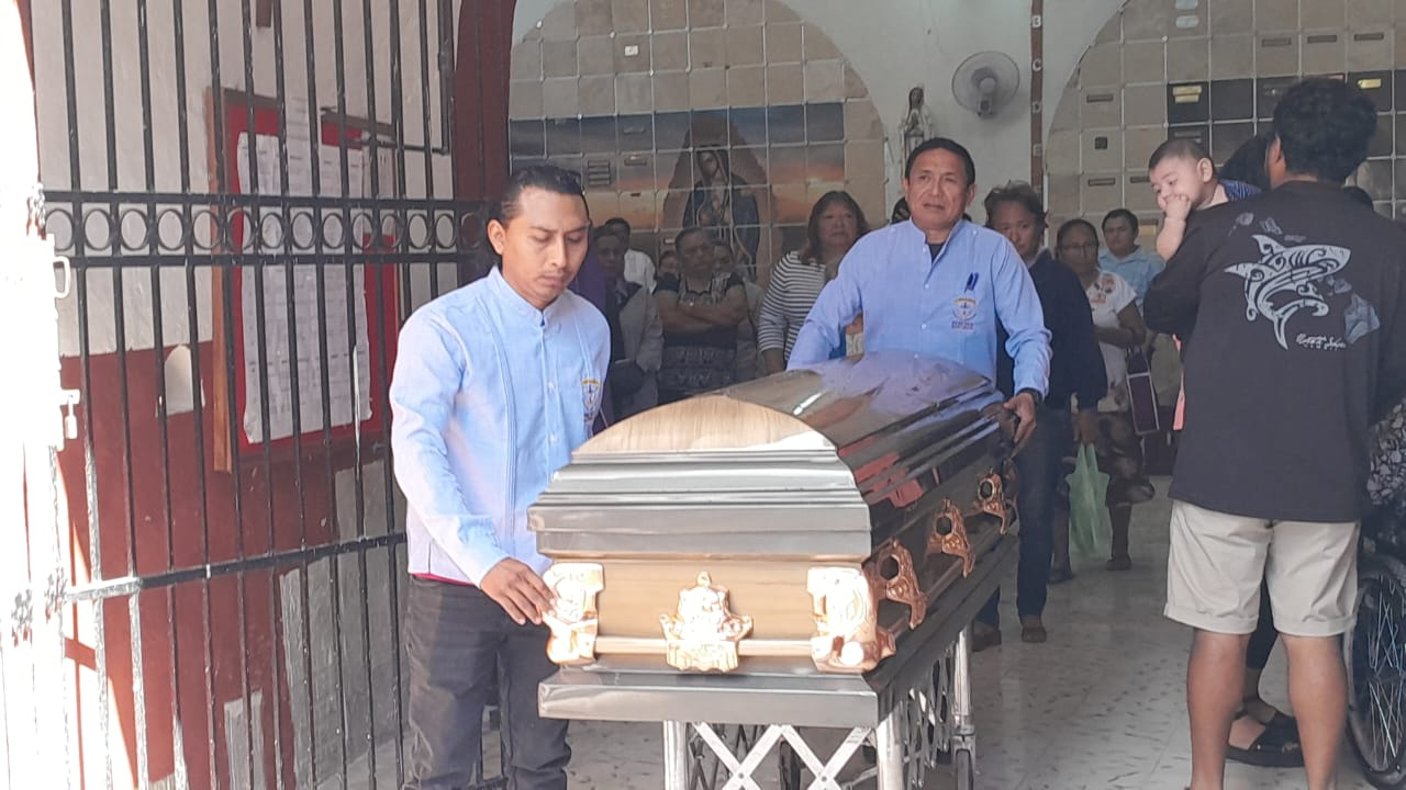 Dan último adiós al profesor que falleció en plena clase en Calkiní