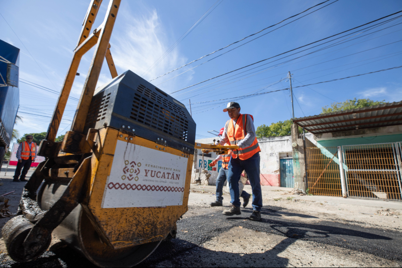 Gobierno de Yucatán refuerza infraestructura con bacheo en 100 calles del sur de Mérida