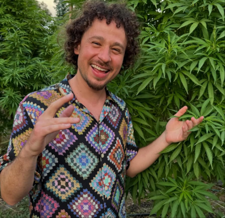 Critican a Luisito Comunica por ‘promover’ la marihuana