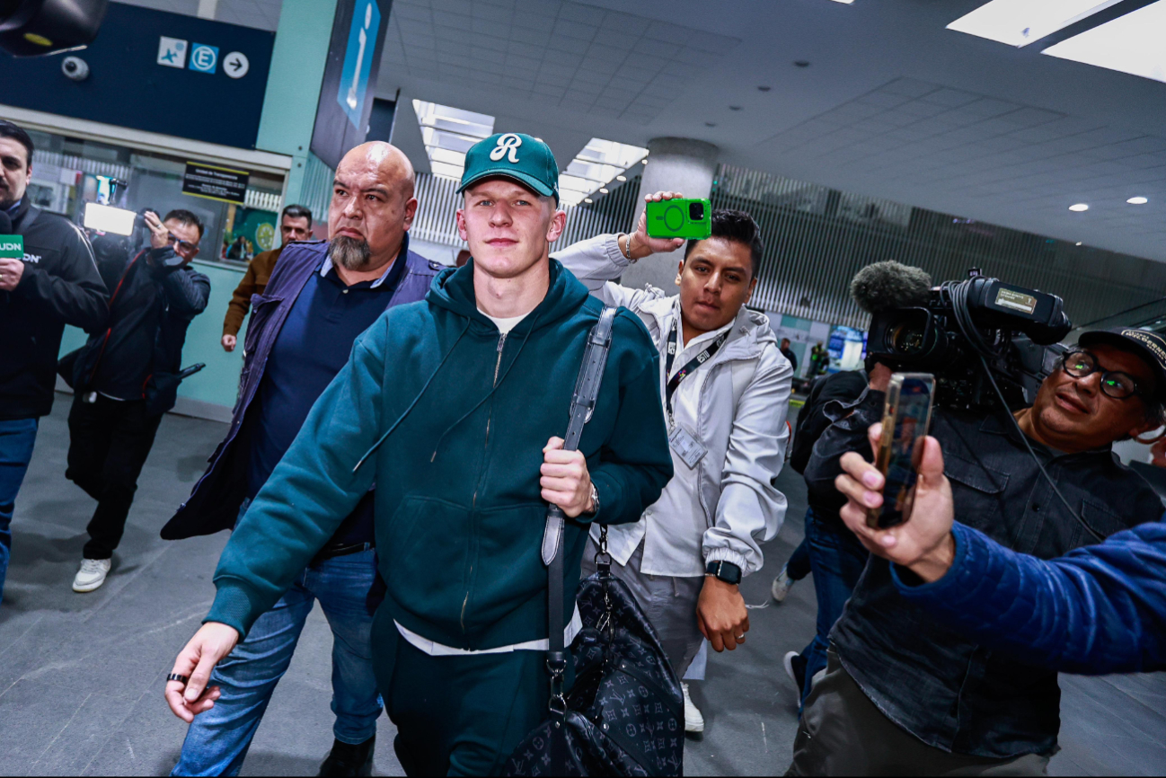 Mateusz Bogusz llega a la CDMX para fichar con Cruz Azul ¡Que siempre sí!