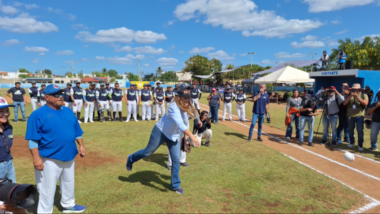 La alcaldesa de Mérida, Cecilia Patrón, presidió el evento lanzando la primera bola del encuentro La alcaldesa de Mérida, Cecilia Patrón, presidió el evento lanzando la primera bola del encuentro