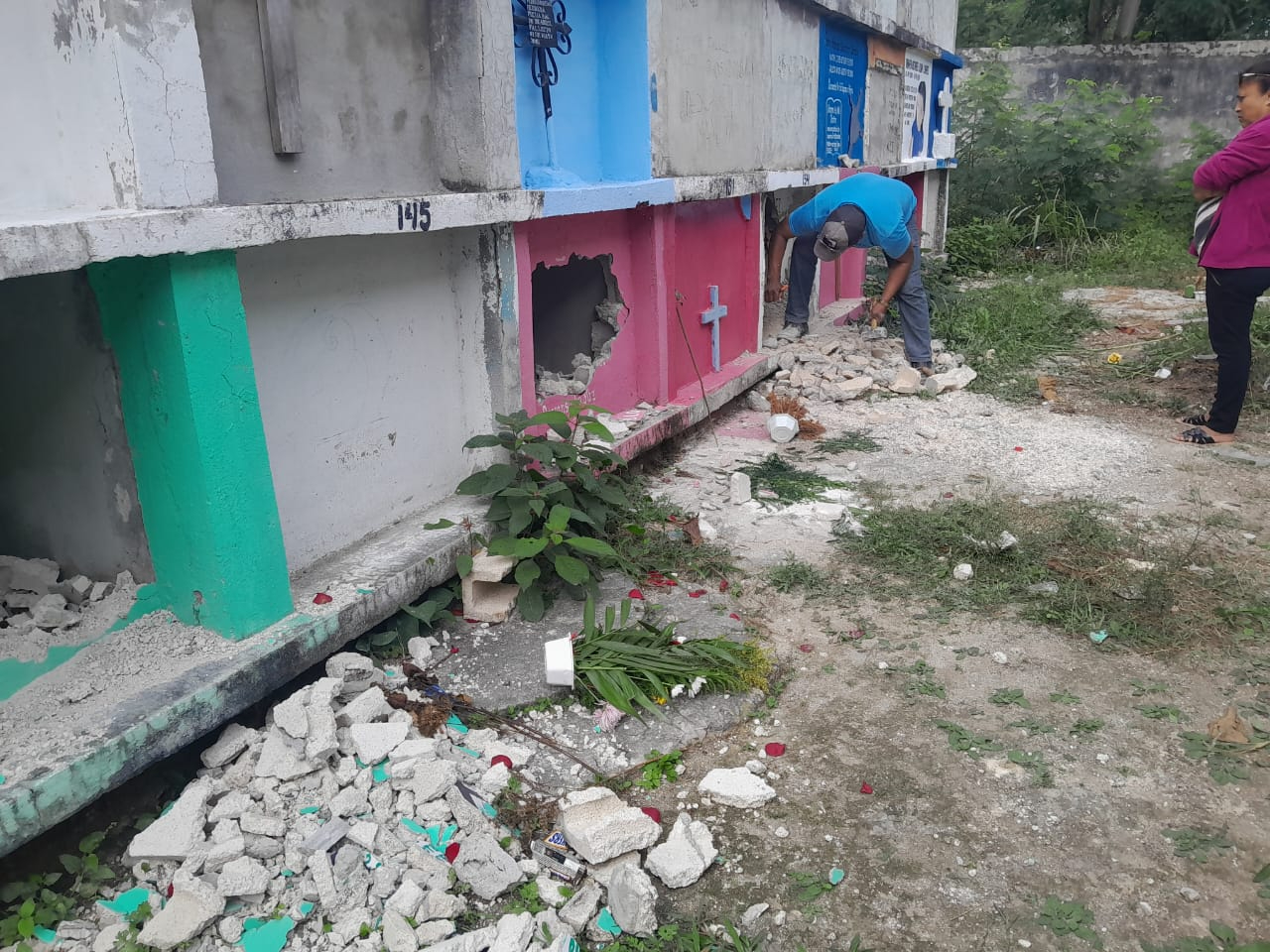Profanadores de tumbas en Escárcega robaron cráneos de adultos y de una niña; piden justicia 
