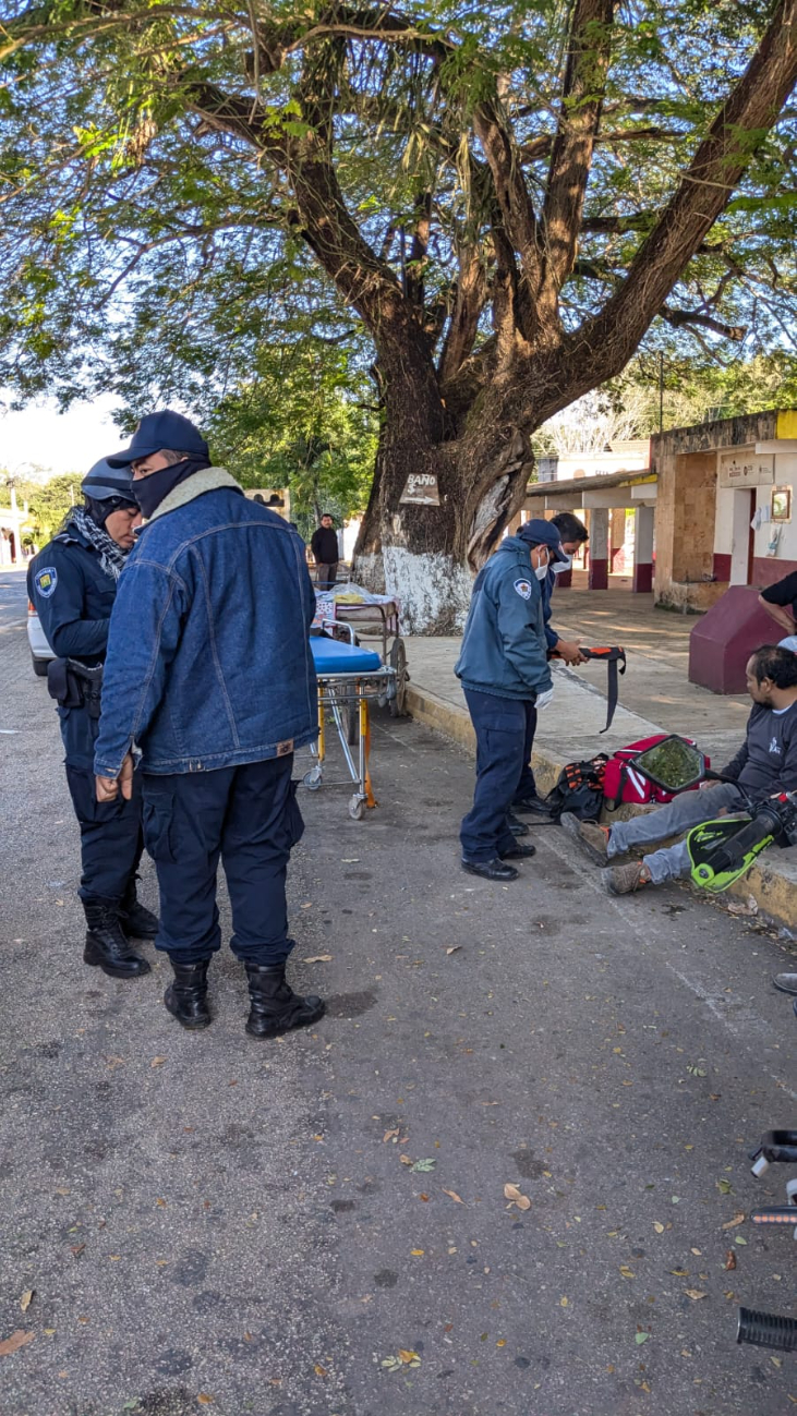 Un hombre sufrió una posible fractura en la pierna tras caer de una banqueta en La Presumida. Un hombre sufrió una posible fractura en la pierna tras caer de una banqueta en La Presumida.