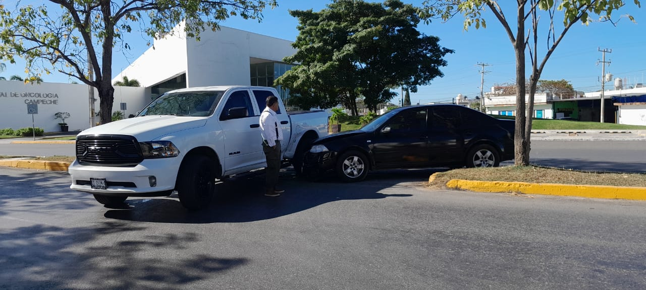 'Tórtolos' se estrellan contra camioneta frente al Hospital Oncológico de Campeche