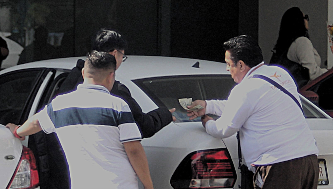Vendedores de transportes acosan a turistas en la Terminal 2 del aeropuerto de Cancún
