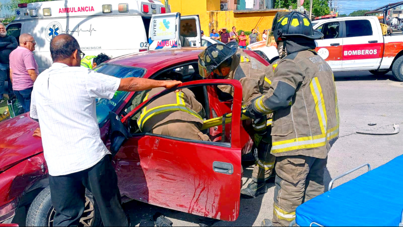 Tras el impacto de una camioneta, el conductor del Chevy y su acompañante quedaron atrapados. Tras el impacto de una camioneta, el conductor del Chevy y su acompañante quedaron atrapados.
