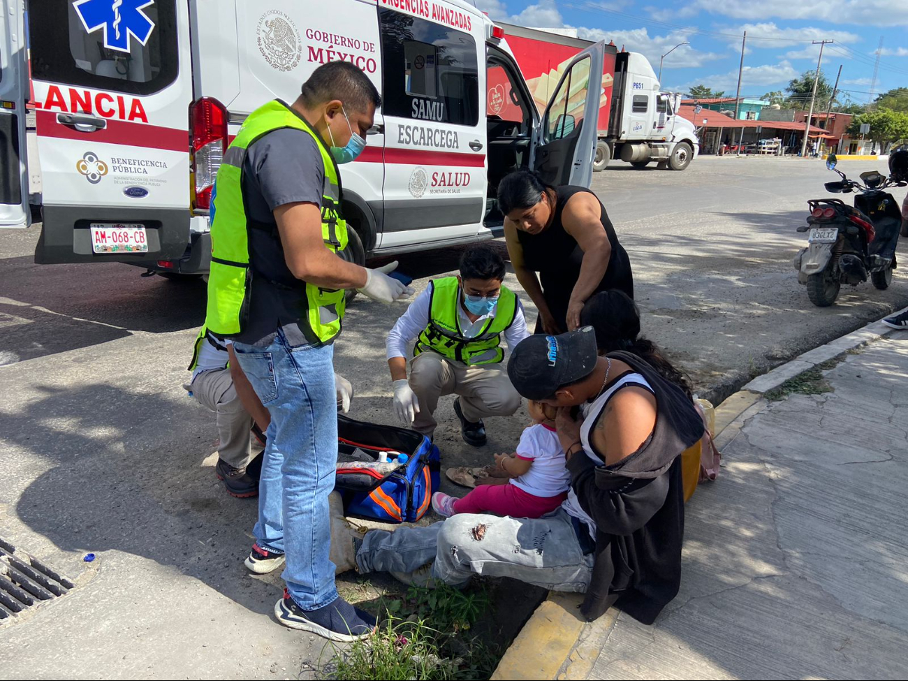 Automóvil arrolla a una familia que viajaba en motocicleta.