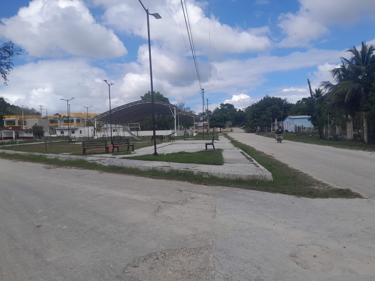 Dos hombres encapuchados que viajaban en otra motocicleta Dos hombres encapuchados que viajaban en otra motocicleta