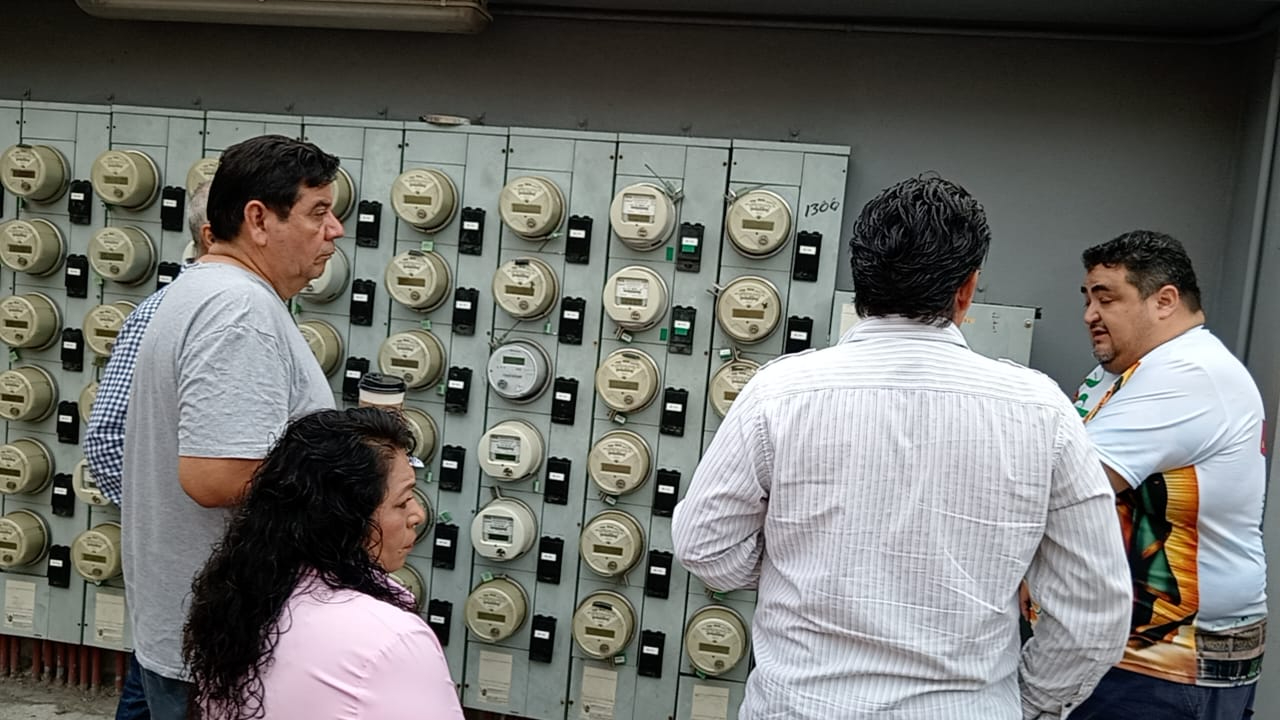 El secretario del Ayuntamiento, José Alejandro Guerrero Cabrera, recorrió el mercado y escuchó a los locatarios El secretario del Ayuntamiento, José Alejandro Guerrero Cabrera, recorrió el mercado y escuchó a los locatarios