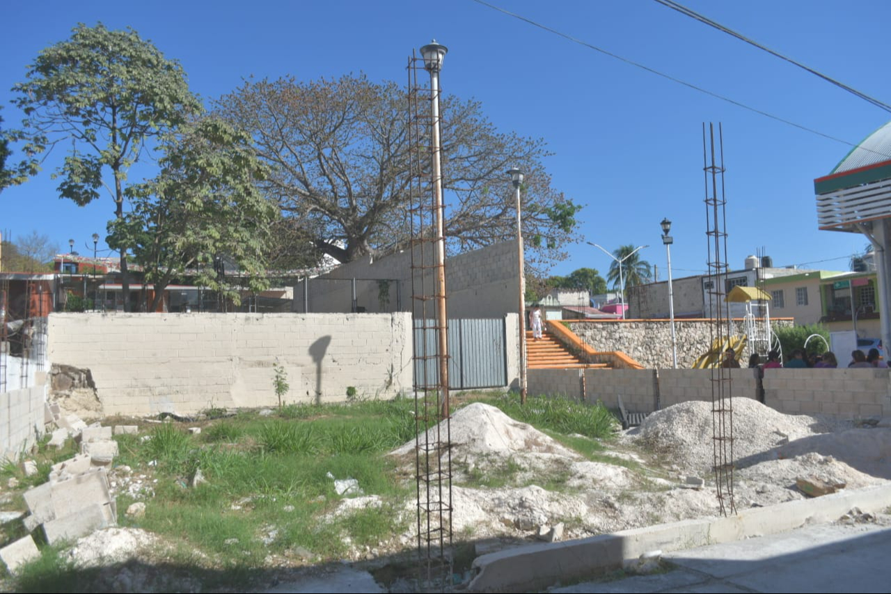 El terreno estaba descuidado y se utilizaba como tiradero de basura y guarida de malvivientes El terreno estaba descuidado y se utilizaba como tiradero de basura y guarida de malvivientes