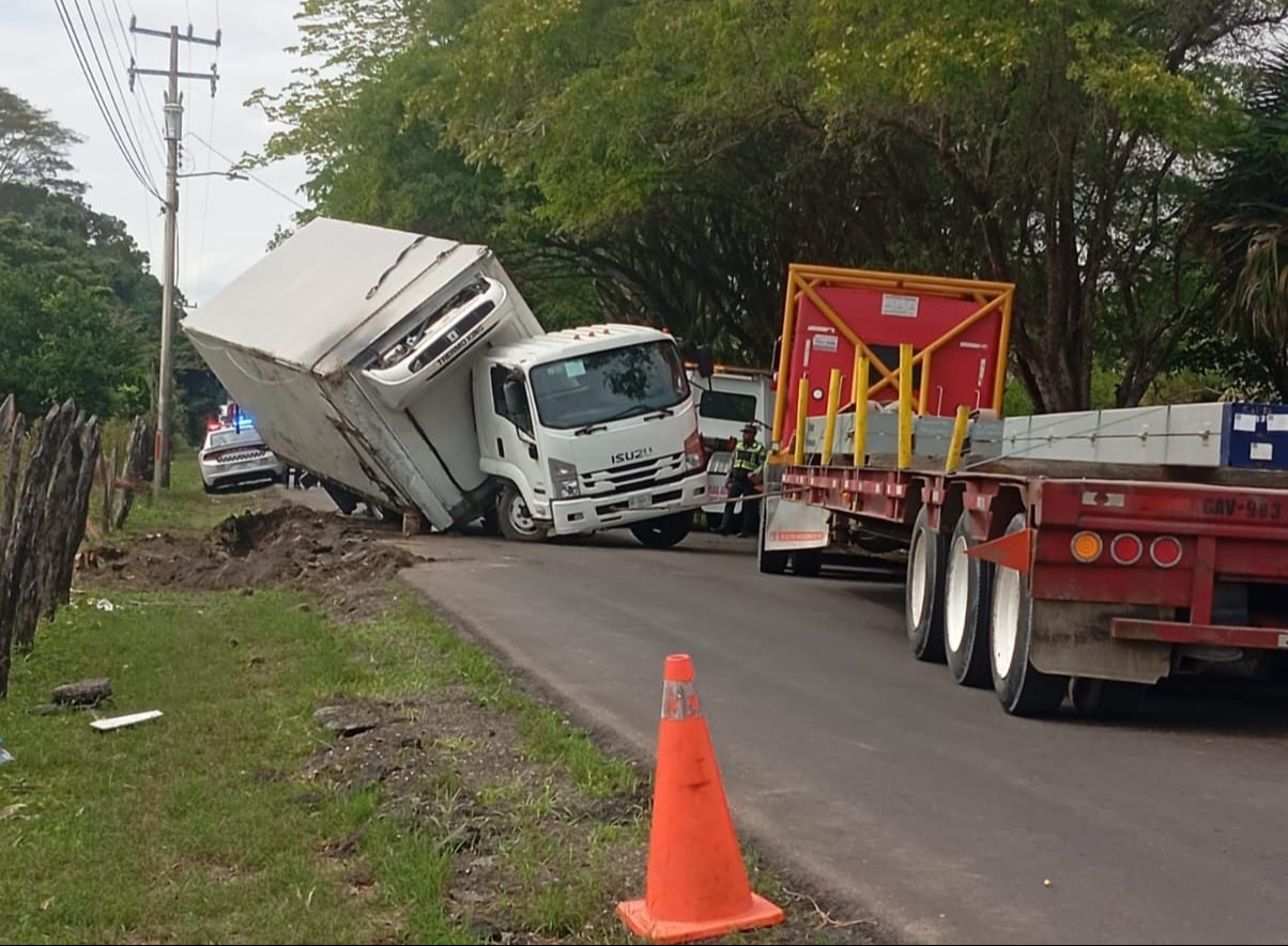 Elementos de seguridad pública y la Guardia Nacional abanderaron la zona y realizaron maniobras para retirar la unidad Elementos de seguridad pública y la Guardia Nacional abanderaron la zona y realizaron maniobras para retirar la unidad