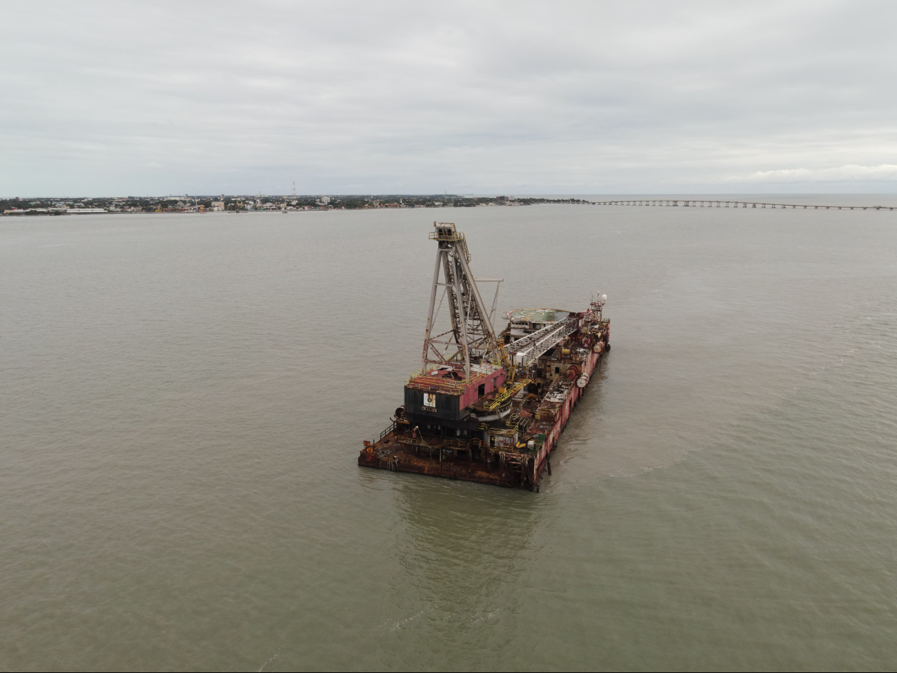 La barcaza DLB-801 y otras embarcaciones en la Laguna de Términos representan un grave foco de contaminación La barcaza DLB-801 y otras embarcaciones en la Laguna de Términos representan un grave foco de contaminación