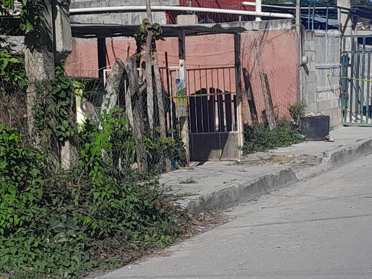 Los impactos de bala afectaron la fachada de la casa y un automóvil Chevrolet Matiz Los impactos de bala afectaron la fachada de la casa y un automóvil Chevrolet Matiz