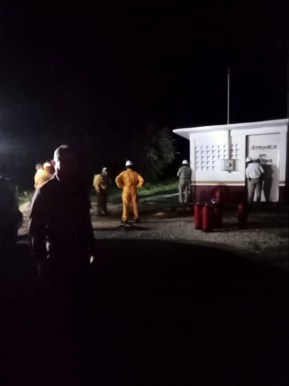 Los trabajadores de PEMEX resolvieron la contingencia varias horas después de la alerta. Los trabajadores de PEMEX resolvieron la contingencia varias horas después de la alerta.