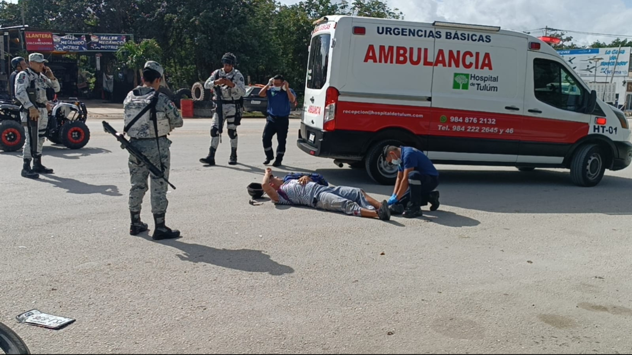 Paramédicos arribaron al lugar de los hechos auxiliando al accidentado Paramédicos arribaron al lugar de los hechos auxiliando al accidentado