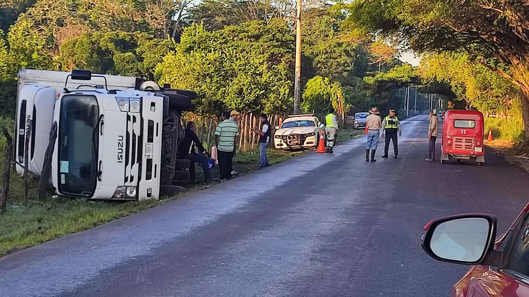 Por casi 3 horas se mantuvo cerrado el paso en la comunidad de Atasta debido a la volcadura de un camión