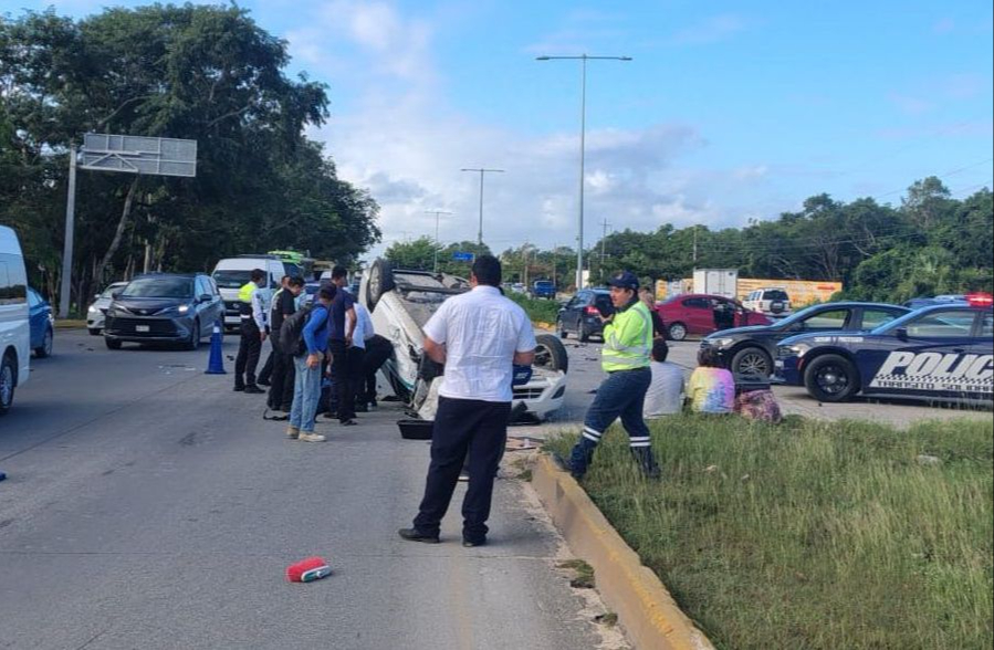 Choque entre taxi y dos automóviles en Playa del Carmen deja a conductor y pasajero heridos