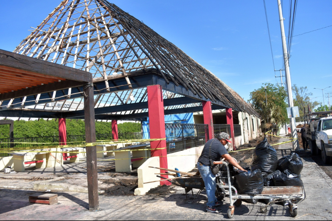 Campeche: Piden reconstruir con plástico la palapa del 7 de Agosto para evitar incendios