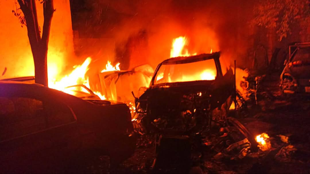 Fuego arrasa con un deshuesadero en Cancún: ¿qué o quién lo provocó?