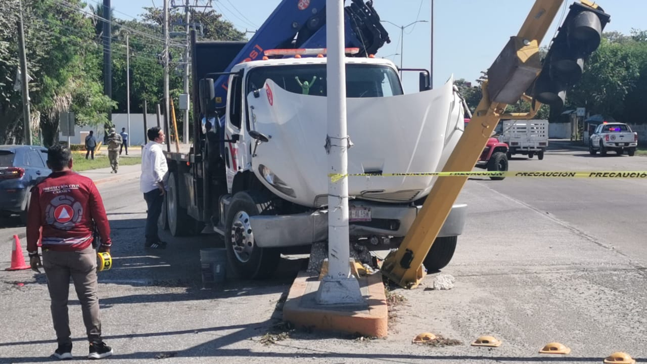 El accidente involucró una camioneta Chevrolet Groove y el derribo de un semáforo triple, bloqueando la circulación en la zona El accidente involucró una camioneta Chevrolet Groove y el derribo de un semáforo triple, bloqueando la circulación en la zona
