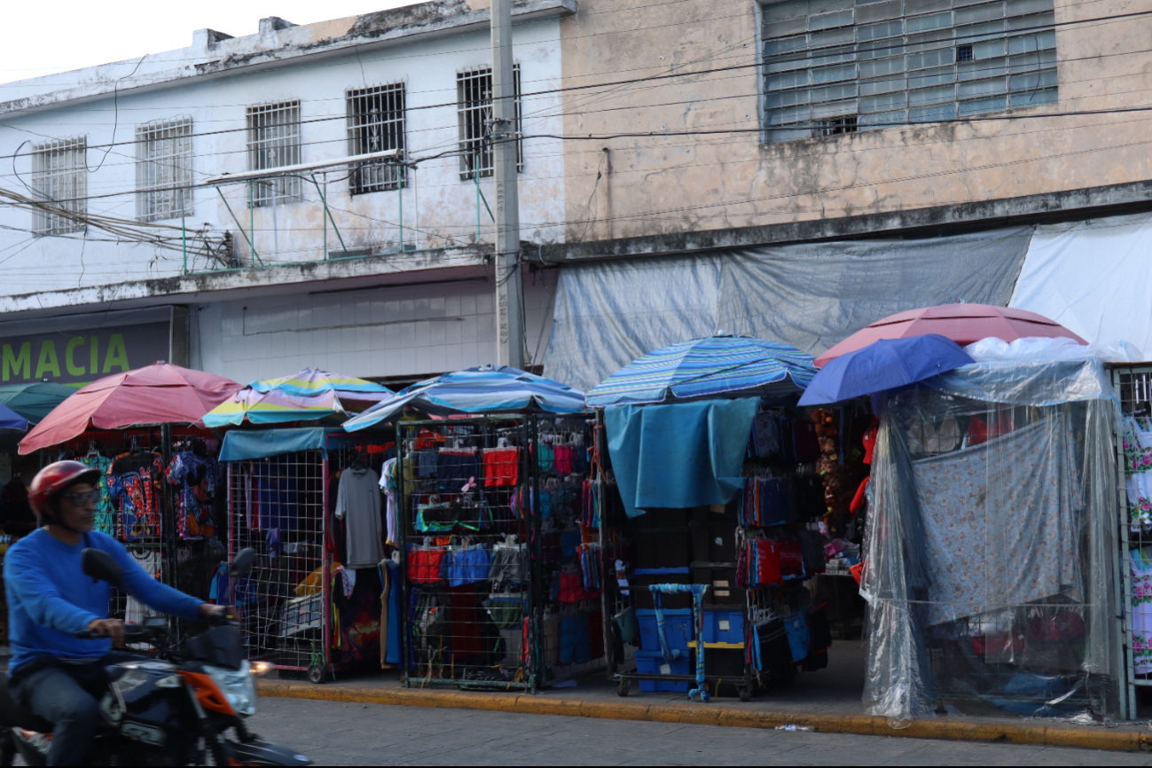 El Ayuntamiento de Mérida liberará las banquetas invadidas y que impiden el paso de peatones El Ayuntamiento de Mérida liberará las banquetas invadidas y que impiden el paso de peatones