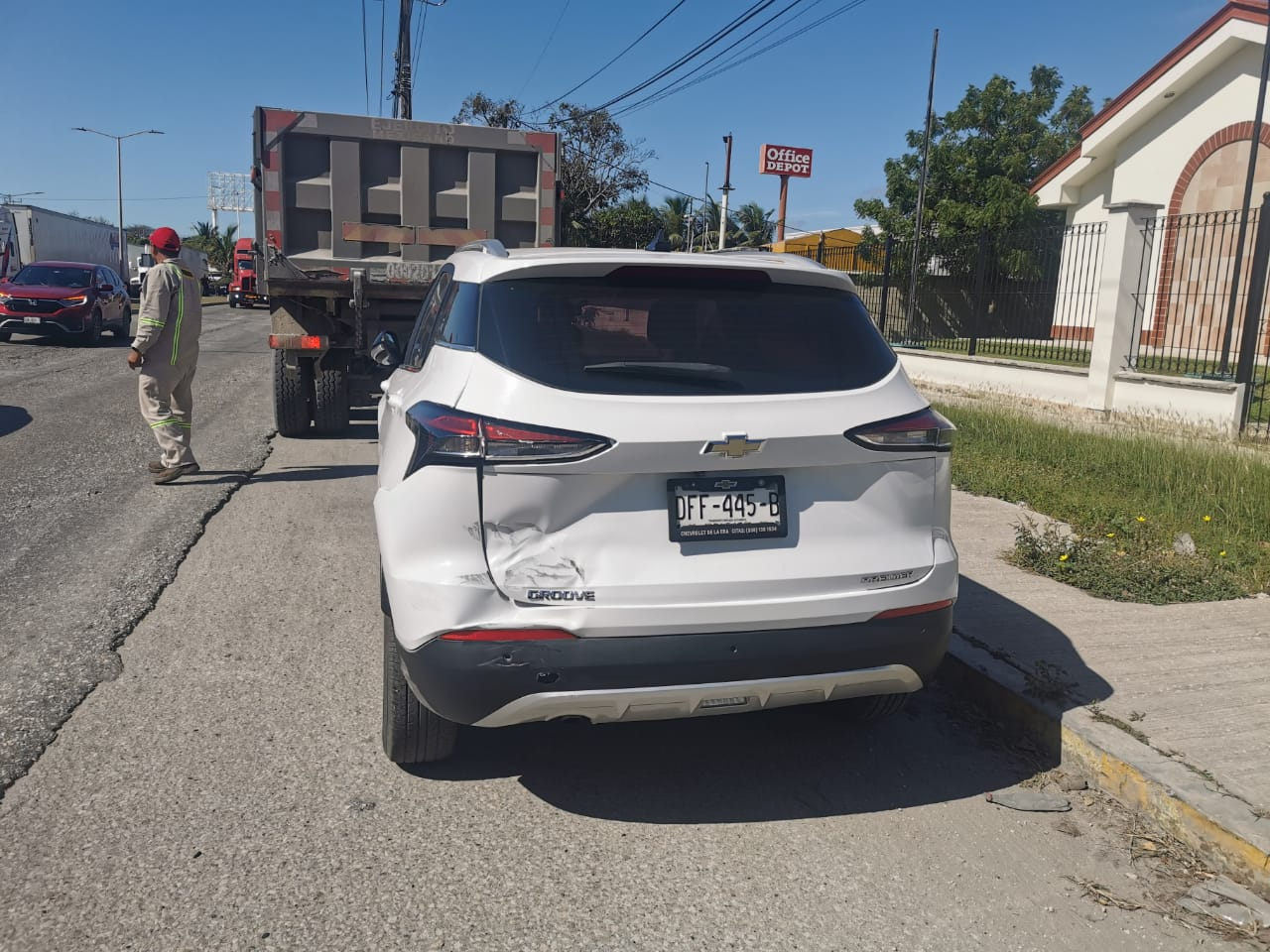 El conductor del camión impactó primero la camioneta y luego la base del semáforo al intentar esquivarla El conductor del camión impactó primero la camioneta y luego la base del semáforo al intentar esquivarla